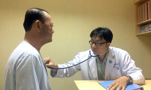 Bác sĩ khám cho bệnh nhân bị đái tháo đường (ảnh K.Q)